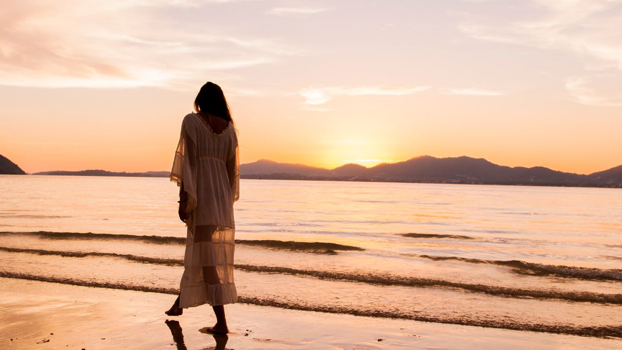 MUJER EN LA PLAYA LANDIND BEST COPY
